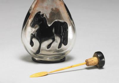 图片[2]-Black-on-transparent overlay glass snuff bottle with horse design.-China Archive